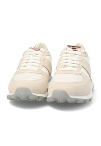Sneakers beige e bianche caratterizzati da materiali in rete e suede, una suola ammortizzata, forma arrotondata e lacci, con un logo sulla linguetta.