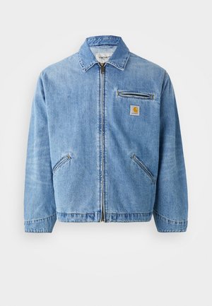 Niebieska dżinsowa kurtka z kołnierzykiem, przednim zamkiem, dwoma bocznymi kieszeniami i kieszenią na piersi z logo. Miękka, trwała tkanina.