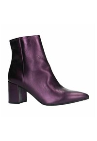 Bottine synthétique violette avec un bout pointu, Texture lisse et un talon bloc effilé. Design élégant et minimal sans quincaillerie apparente.