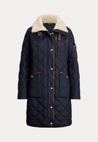 Morska jakna sa prošivenim punjenjem i kragnom od kremaste umjetne ovčje kože, smešnim naglascima, velikim džepovima i srebrnim dugmadi na pritisak. Ima bočni džep sa patentnim zatvaračem.