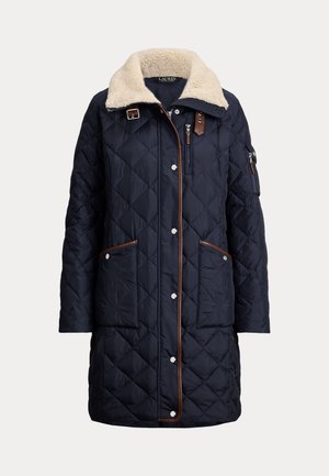 Navy modrá prošívaná péřová bunda s krémovým límcem z umělé kožešiny, hnědými akcenty, velkými kapsami a stříbrnými patentkami. Obsahuje boční zipovou kapsu.
