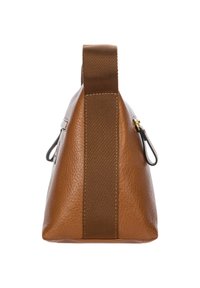 Bolsa de cuero marrón con una superficie texturizada y panel lateral de tela marrón plana. Presenta un mango superior y un pequeño tirador de cremallera.