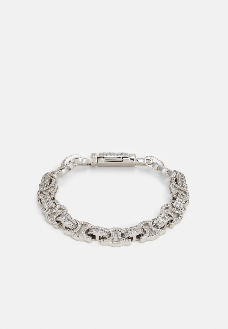 Srebrna zapestnica z medsebojno povezanimi povezavami, ki ima strukturirano površino in vdelane prozorne dragulje za okrasne poudarke. Varnostni zaponka.