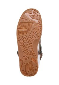 Hnědá pryžová podrážka boty s texturovanými vzory a drážkami. Obsahuje bílý akcent a vyražené logo "EWING" na straně.