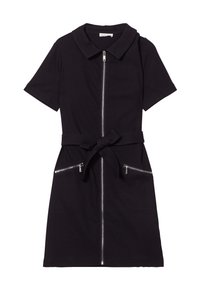 Robe noire à manches courtes avec col, fermeture éclair frontale, ceinture à la taille nouée en nœud et deux poches zippées inclinées sur la jupe.