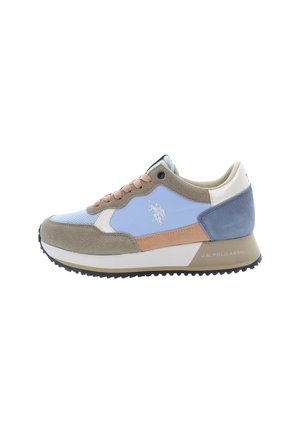 Sneaker realizzato con una combinazione di materiali blu chiaro, beige e grigio. Suola inferiore in gomma con dettagli testurizzati, lacci di un morbido color pesco, logo di lato.
