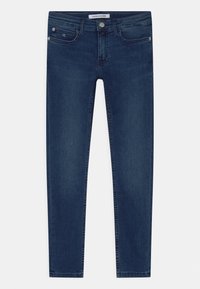 Ciemnoniebieskie jeansy skinny z talią średniego wzrostu, pięcioma kieszeniami oraz metalowymi elementami na kieszeniach i zapięciu z przodu.