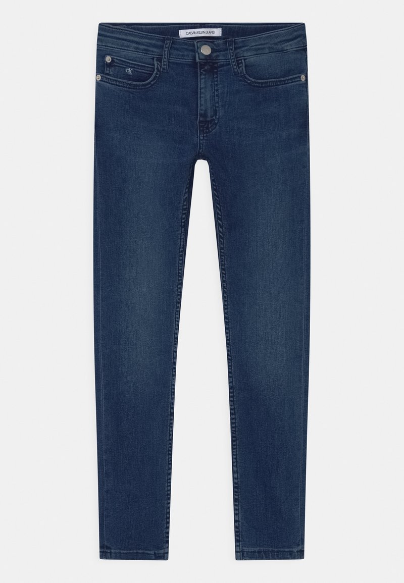 Ciemnoniebieskie jeansy skinny z talią średniego wzrostu, pięcioma kieszeniami oraz metalowymi elementami na kieszeniach i zapięciu z przodu.