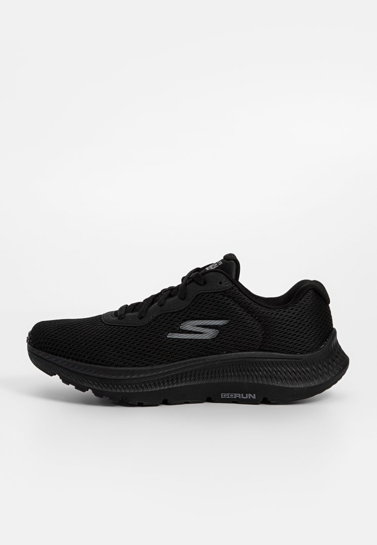 Czarny sportowy but Skechers GoRun z siateczkową cholewką, sznurowanym zapięciem i wyściełaną podeszwą, pokazany z boku na białym tle.