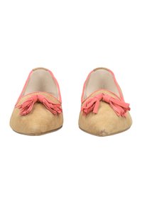 Tanfarbene Wildledermokassins mit pinken Fransenakzenten und Details an der Oberseite, ausgestattet mit einer runden Zehe und flacher Sohle.