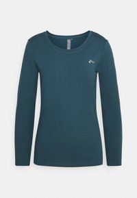 Langärmliges T-Shirt in Türkis mit runde Ausschnitt und einem kleinen reflektierenden Punktmuster-Logo auf der oberen linken Brust.