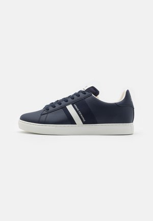 Sneakers blu navy con dettagli bianchi, materiale in pelle liscia, design low-top, punta tonda e suola piatta in gomma. Caratterizzati da chiusura con lacci.