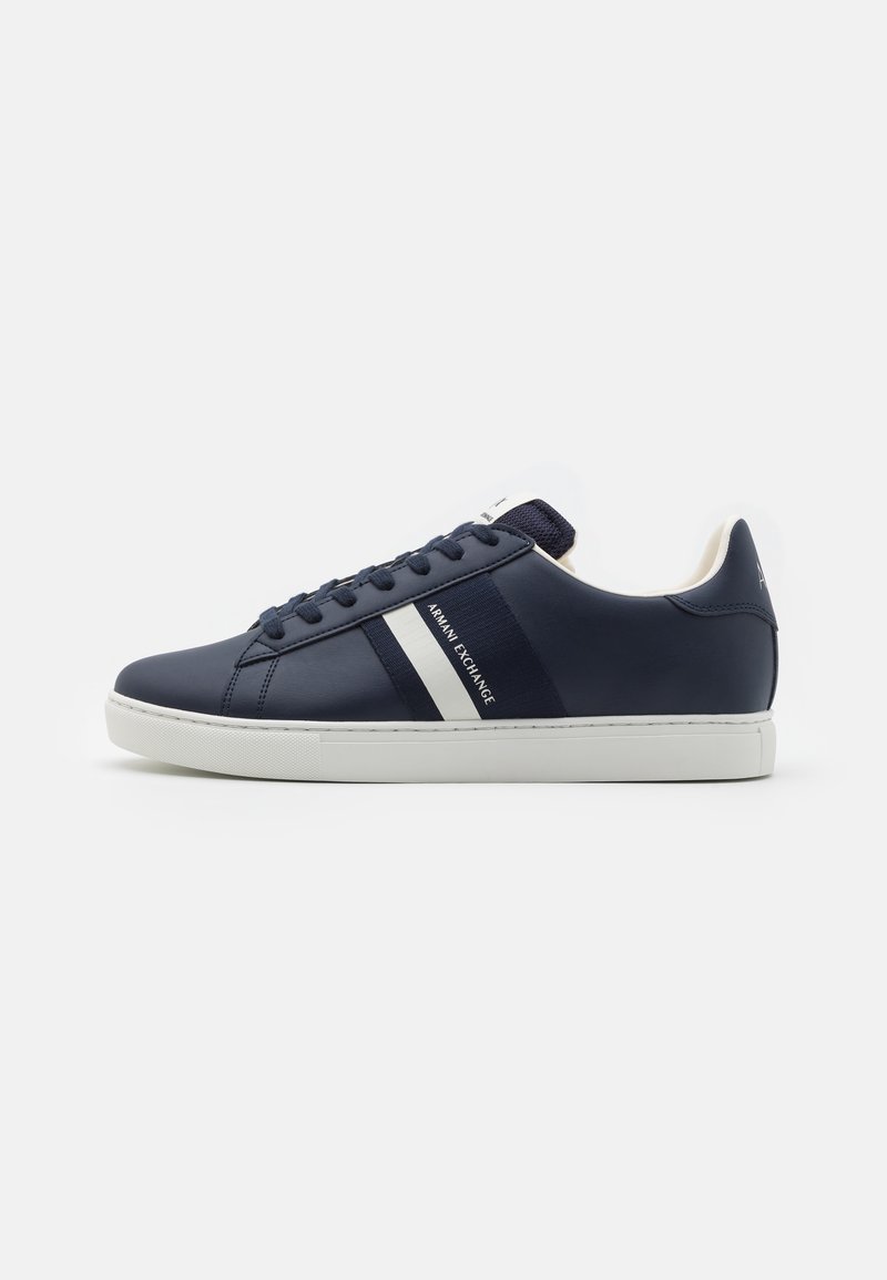 Sneakers blu navy con dettagli bianchi, materiale in pelle liscia, design low-top, punta tonda e suola piatta in gomma. Caratterizzati da chiusura con lacci.