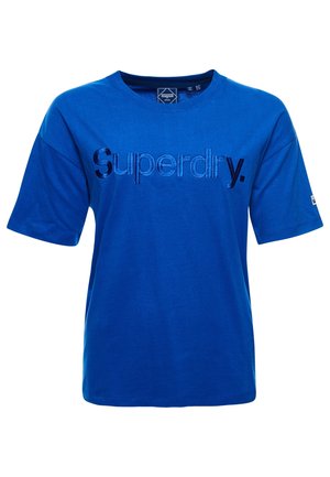 Niebieski t-shirt z krótkim rękawem i okrągłym dekoltem, z ciemnoniebieskim haftem "Superdry." na piersi.