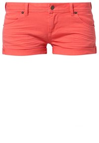Koraalrode denimshorts met opgerolde pijpen, voorzien van twee steekzakken aan de voorkant, een knoopsluiting en subtiele stikseldetails.