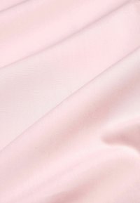 Helles rosa Satinmaterial mit einer glatten, glänzenden Textur, das subtile Falten und Drapierungen aufweist. Keine Muster oder Hardware-Details sichtbar.