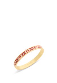 Bracelet jonc plaqué or présentant de l'émail rouge, des motifs de logo répétitifs et de petites pierres claires incrustées le long du bracelet.