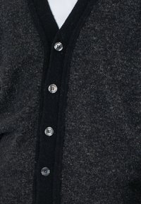 Cardigan grigio scuro realizzato in morbido tessuto a maglia testurizzata, con scollatura a V e cinque bottoni argentati lungo la patta frontale.