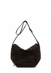 Borsa a spalla in suede marrone scuro con un design curvo, tracolla nera regolabile e chiusura con zip, caratterizzata da un motivo a trama diagonale.