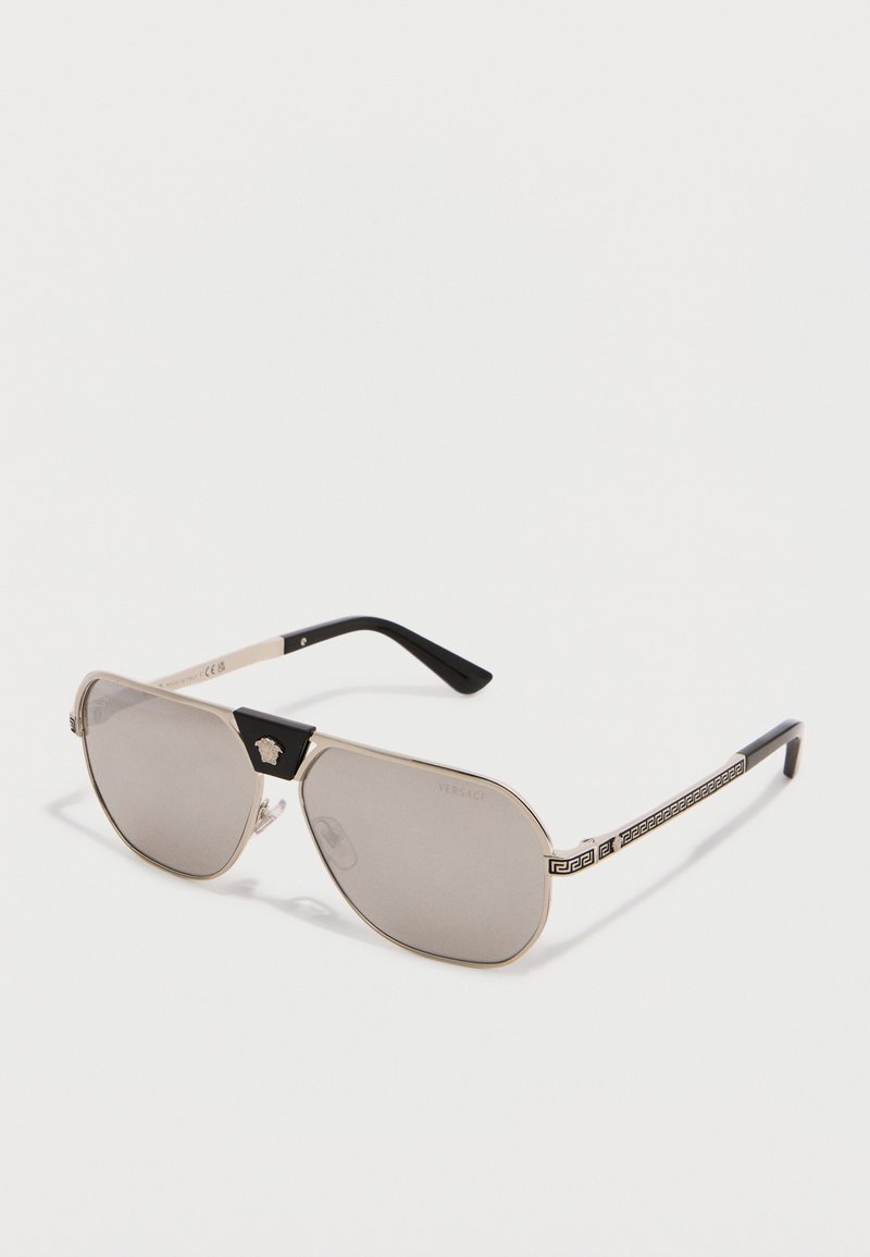 Τετράγωνα ασημένια γυαλιά ηλίου aviator με καθρέφτες φακούς, μαύρους και χρυσούς μπράτσους με σχέδιο και μαύρη γέφυρα μύτης με έμβλημα Μέδουσας.