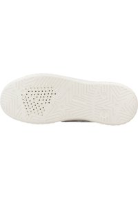 Suela de zapatilla blanca con superficie texturizada, con patrones de estrellas y agujeros de ventilación. Material de goma sólida con un diseño plano.