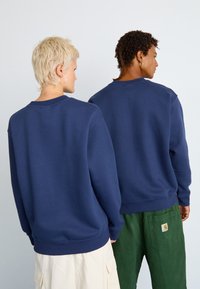 New Balance GRAPHIC CREW UNISEX - Melegítőfelső - navy