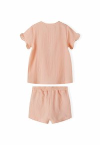 Ensemble deux pièces léger et rose comprenant un haut à manches courtes et un short à taille élastique, avec une texture froissée et un col rond.