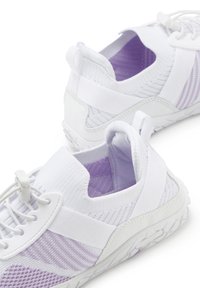 Weißes Sport Schuhwerk mit lilafarbenen Akzenten, Obermaterial aus gestricktem Stoff, elastische Ferse und Zunge sowie rutschfeste Gummisohle. Minimalistisches Design.