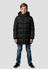 Czarna puchowa kurtka z kapturem, zapinana na zamek błyskawiczny, z pikowanym wzorem. Noszona z niebieskimi dżinsami i czarnymi trampkami.