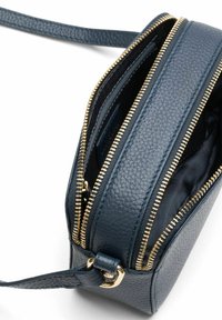 Borsa a tracolla in pelle blu navy con zip dorate, doppi scomparti, esterno testurizzato e tracolla staccabile.