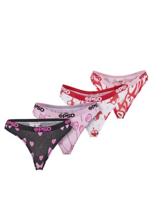 Nainen pukeutunut punaiseen ja vaaleanpunaiseen kuviolliseen alusvaatesettiin, jossa on "PSD"-logo kuminauhoissa, seisoo neutraalia taustaa vasten.