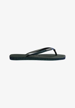 Chancla Havaianas brillante en negro y azul oscuro con suela texturizada y tira con marca, vista lateral sobre fondo blanco.