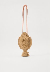 Kalan muotoinen laukku, valmistettu punotuista luonnonkuiduista, jossa on kuvioidut suomut, tasainen pohja ja kiertyvä korallinauha roikkumista varten.