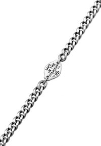 Sidabrinė grandinėlė su storomis jungtimis, kurią puošia graviruota ovali pakabuko forma su užrašu "GYVENK AKIMIRKA." Pažymėta 925, tai yra sidabras.