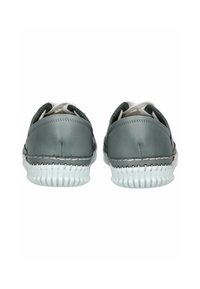 Scarpe in pelle grigia con finitura testurizzata, suole in gomma bianca e design cucito lungo il bordo. Tallone aperto e caratteristiche regolabili.