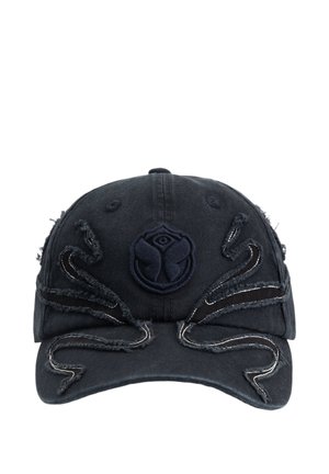 Zwarte honkbalpet met verweerde rand en genaaide abstracte wervelpatronen, met een centraal rond embleem met een gestileerd oog en vormen.