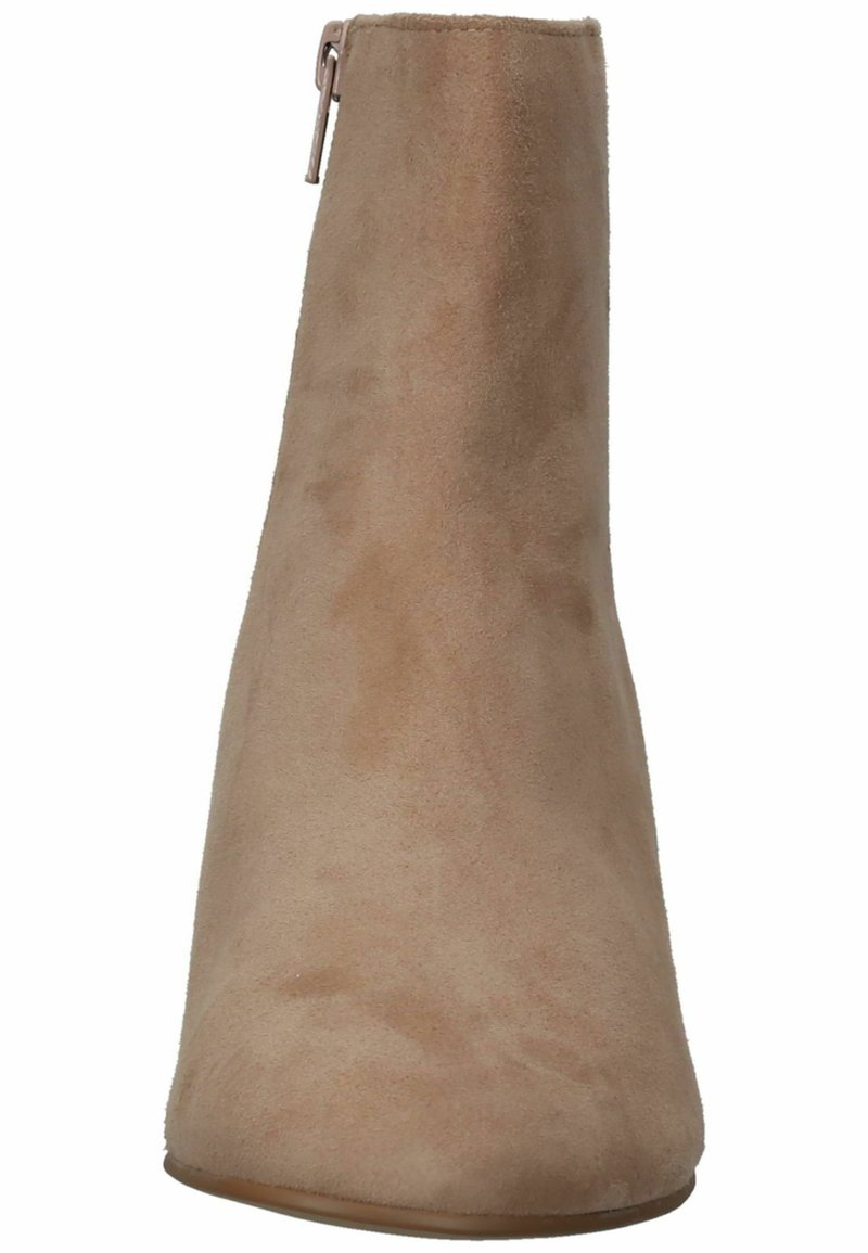 Beige Wildleder-Ankle Boots mit einer konischen Form, seitlichem Reißverschluss und glatter Textur. Der Absatz ist etwa zehn Zentimeter hoch.