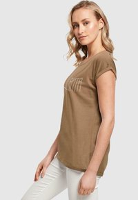 Merchcode ATLANTA EXTENDED SHOULDER - T-shirts med print - olive