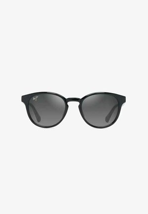 Gafas de sol negras con forma de ojo de gato, lentes oscuros y montura de plástico brillante que presenta un logo sutil en el lente izquierdo.