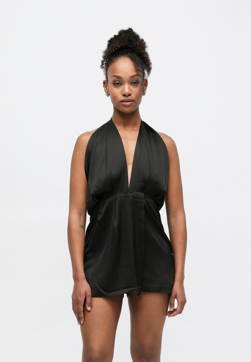 Schwarzes Neckholder-Minikleid mit tiefem V-Ausschnitt und taillierter Taille, aus glattem Stoff gefertigt, mit lockerem Sitz und minimaler Verzierung.