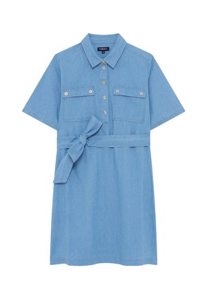 Vestito di jeans azzurro a maniche corte con colletto, bottoni frontali, due tasche a patta sul petto e cintura in vita annodata.