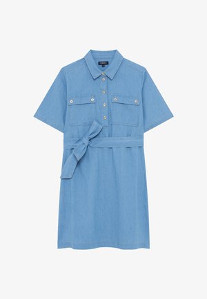 Vestito di jeans azzurro a maniche corte con colletto, bottoni frontali, due tasche a patta sul petto e cintura in vita annodata.