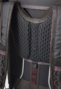 Schwarzer ergonomischer Rucksack mit Mesh-Panel für Belüftung, gepolsterten Schulterriemen, verstellbaren Beschlägen und verstärkten Nähten. Mit roten Akzenten.