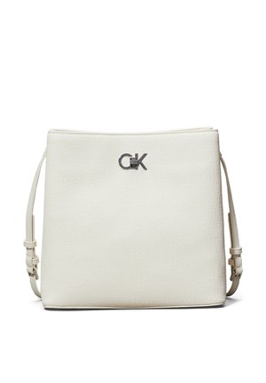 Borsa a tracolla bianca con texture, dal design elegante, caratterizzata da un logo argentato sul davanti e una tracolla staccabile. Fodera liscia, forma rettangolare.