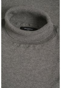 Pull à col roulé gris en tissu doux, doté d'un col côtelé et d'une texture lisse. L'étiquette indique "Matinique Europe".