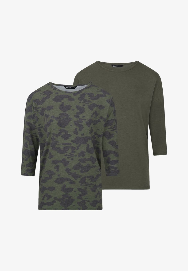 Zwei grüne Oberteile: eins hat ein dunkelgrünes Camouflage-Muster, während das andere ein einfarbiges dunkelgrün ist. Beide haben einen runden Ausschnitt und drei Viertelärmel.