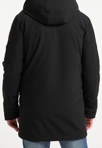 Černá kapuce parka s hladkým povrchem, se zipovým uzávěrem, bočními kapsami a delším střihem, navržená pro teplo a pohodlí.