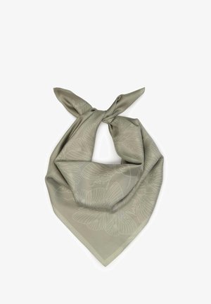 Hele hall siidist sall, millel on õrn liblikamuster, laisalt volditud ja seotud lihtsasse sõlme valgel taustal.