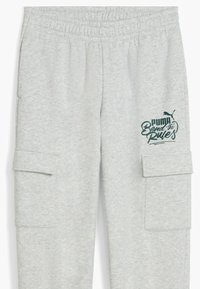 Lys grå sweatpants med elastisk talje, sidelommer til cargo og et grønt Puma-logo med teksten "Bend the Rules." Blød tekstur.