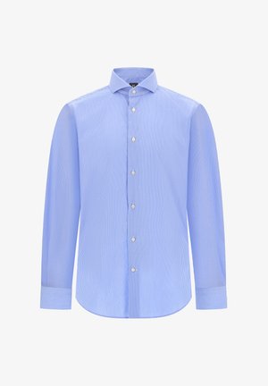 Camisa de manga larga de color azul claro, hecha de algodón, con rayas verticales blancas, botonadura frontal, cuello clásico y dobladillo redondeado.